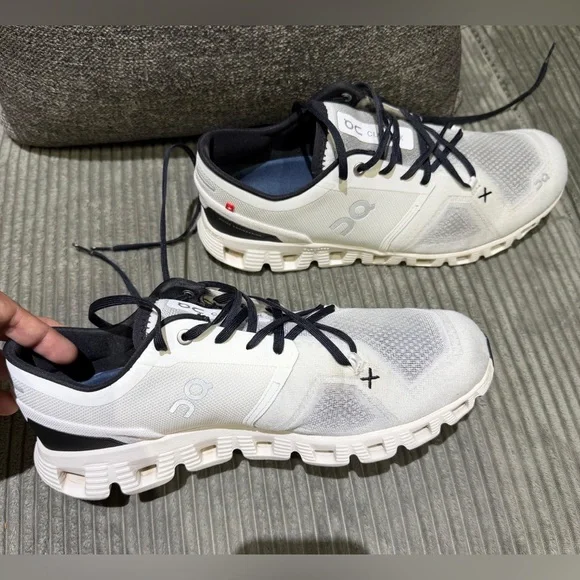 On Running Men's White and Black Sneakers Used in good condition - Picture 4 of 5